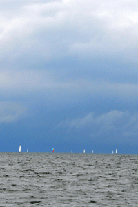 Dreigende luchten boven het kanaal.