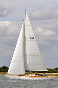 Klassiek zeiljacht op de Blackwater Rivier.