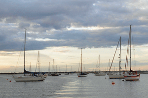 Om bij de haven te komen moet je door de boten op moorings, die ook in de geul liggen.