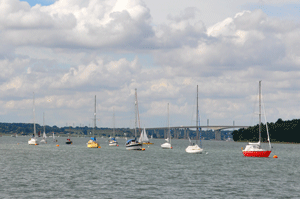 Een botenrij op mooring voor de Orwell Bridge.