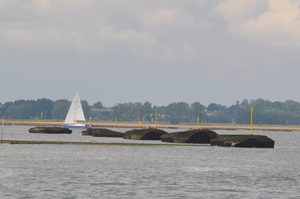 Oude boten als baken in het Hamford water.