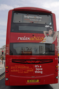 Tussen de dubbeldekker bussen in Brighton.