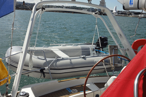 Vertrek vanuit Cherbourg met de dinghy in de nieuwe beugel.