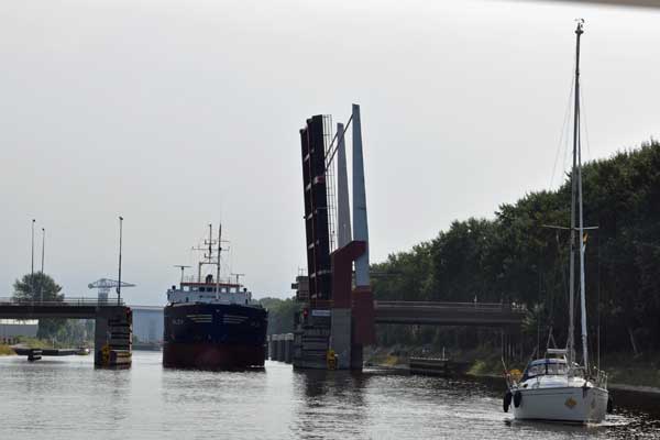 Kustvaarder in het kanaal door Walcheren.