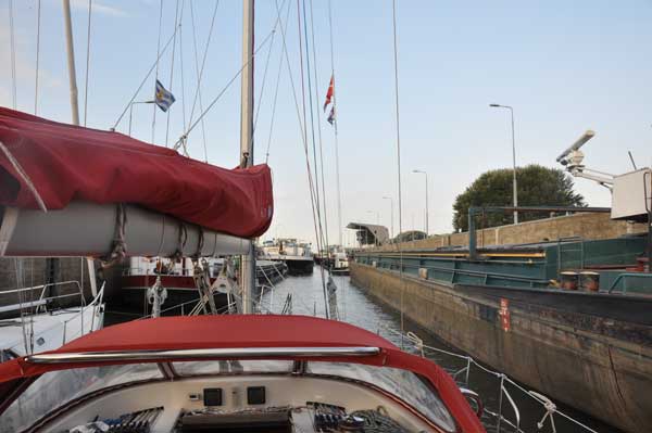 Bij de beroepsvaart in de Volkeraksluis.