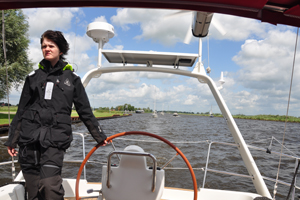 Maxime stuurt in het Prinses Margrietkanaal.