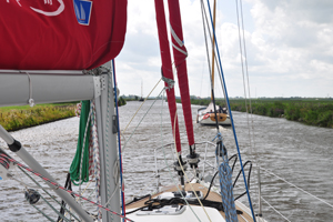 Maxime stuurt in het Prinses Margrietkanaal.