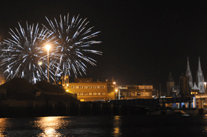 Zicht op het vuurwerk Oostende vanuit de ROYC haven.