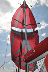 Plat voor de wind met de Parasailor.