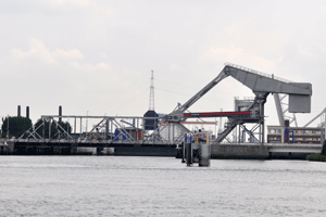 Brug over sluis in de haven Antwerpen.