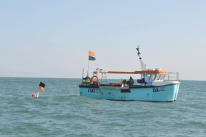 Visserbootje met kilometers lang sleepnet.