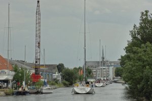 In convooi naar de brug bij Goes.