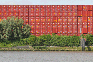 Muur van containers bij de Botlekbrug.