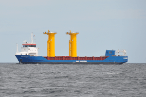 Bijzonder transport op kustvaarder.