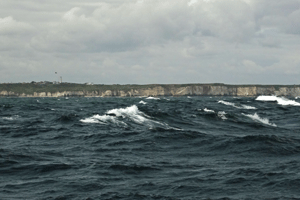 Flinke golven voor de kust buj Scarborough.