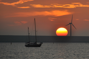 Zonsondergang boven de Haringvlietdam.