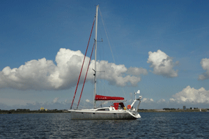 Het moederschip vanaf de bijboot.