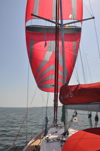 Dichtgeknepen Parasailor met 5 knopen wind.