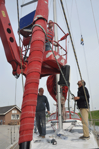 Montage van de rails voor de spinnakerboom.