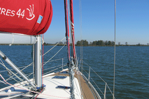 Allures 44 voor anker bij Tiengemeten.