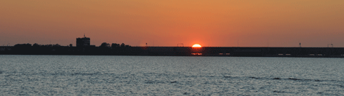 Zonsondergang boven de Haringvlietdam.