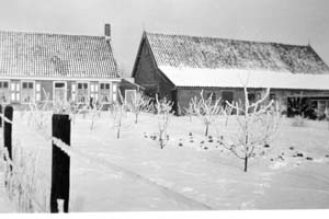 Het woonhuis en de schuur inde winter.