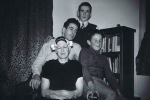 Jaap, Jan en Jo Houtekamer met hun moeder Nee op de stoel in 1954.