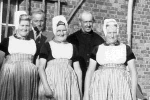 Foto ca 1960 bij de boerderij van Samuel